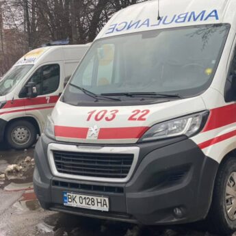 Фельдшерка швидкої зупинила кровотечу чоловіку з ножовими пораненнями