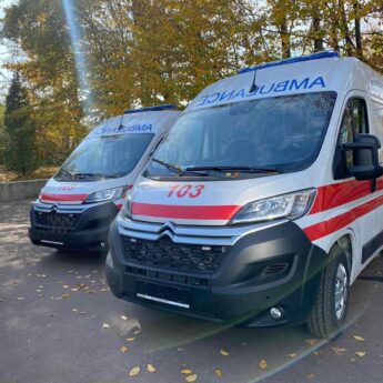 Рівненська «екстренка» отримала ще два автомобілі швидкої допомоги від благодійного фонду Олени Зеленської