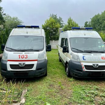 Передали ще два санітарних автомобілі для ЗСУ (ФОТО)